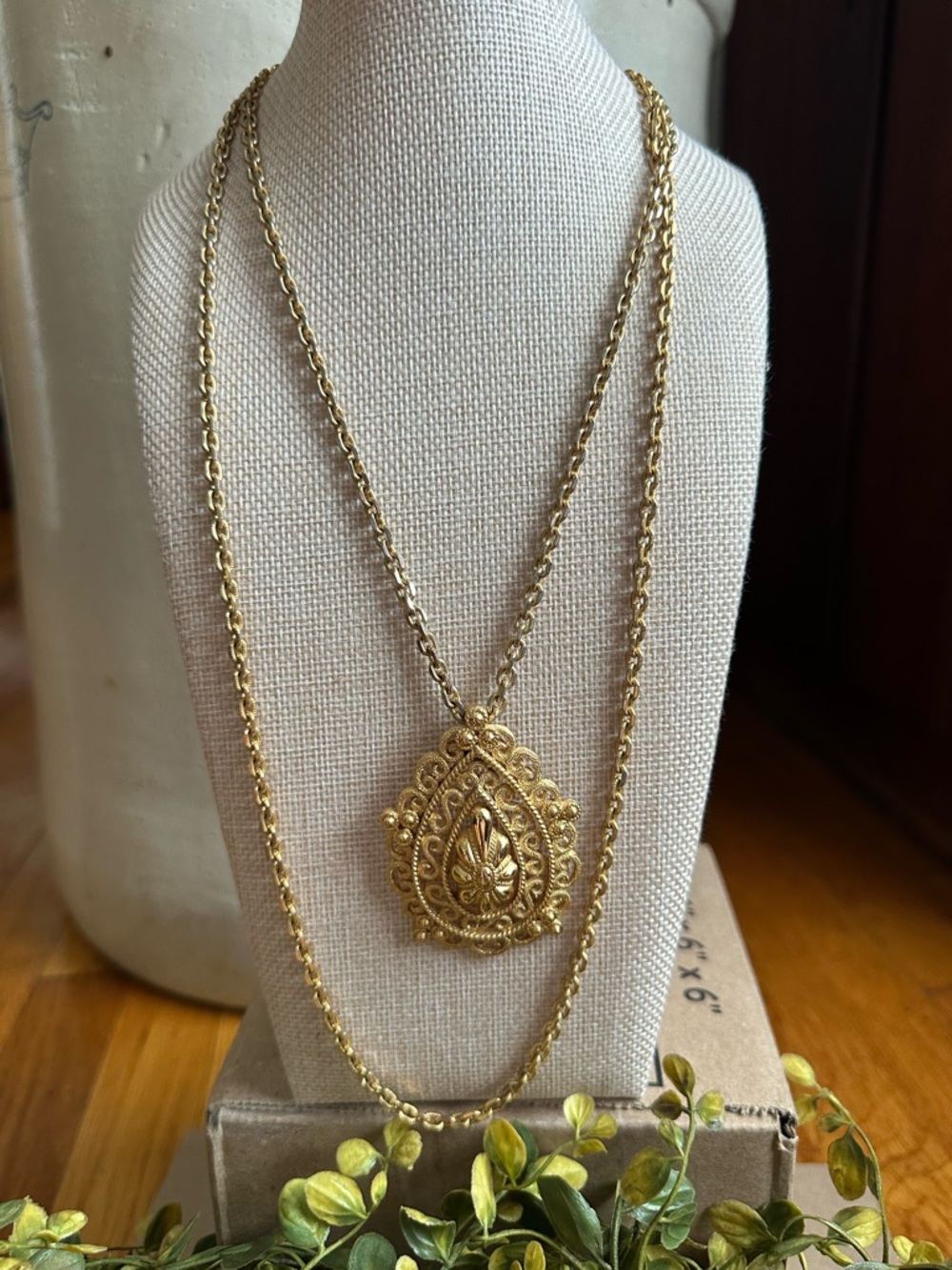 Vintage Crown Trifari Gold Filigree Teardrop Pendant Layered Necklace